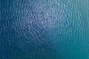 bovenaanzicht vanuit de lucht van de blauwe achtergrond van het oceaanoppervlak foto