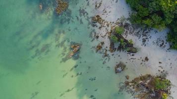 luchtfoto foto, tropisch strand met oceaan en rots op het eiland