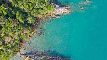 luchtfoto foto, tropisch strand met oceaan en rots op het eiland