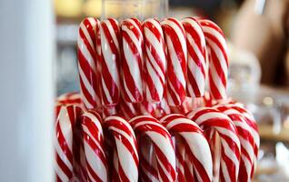 detailopname van snoep wandelstokken in glas kan. Kerstmis snoep stokken. Kerstmis traditioneel snoepgoed. foto