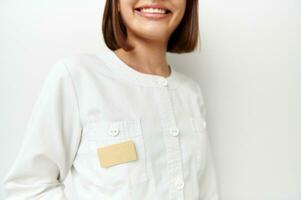 zacht focus Aan blanco insigne met ruimte voor tekst Aan wit dokter jas met mooi glimlach foto