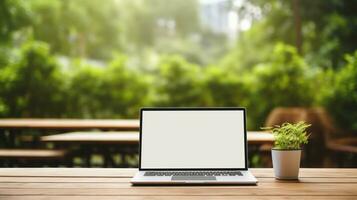 natuurlijk achtergrond met laptop met leeg scherm foto