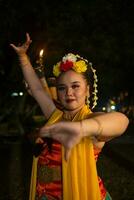 portret van een Indonesisch danser met een goud riem dansen sierlijk foto