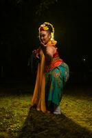 portret van een Indonesisch danser met een goud riem dansen sierlijk foto