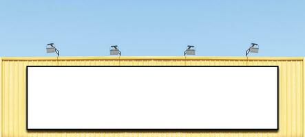 bespotten omhoog wit achtergrond aanplakbord Aan geel gebouw met plek licht foto
