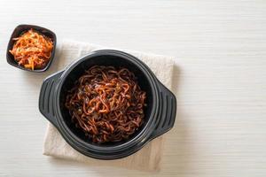 Koreaanse zwarte spaghetti of instant noedels met geroosterde chajungsausung foto
