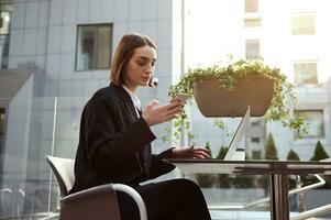 tekstschrijver, ontwikkelaar, ondernemer, freelancer, jong bedrijf vrouw, editor, journalist werken Aan laptop, vegen Aan mobiel telefoon, planning nieuw bedrijf en projecten. concept van op afstand, online werk foto