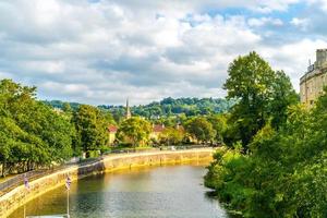 uitzicht op de pulteney bridge rivier avon in Bath, engeland foto