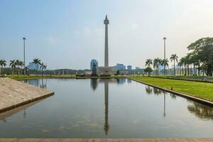 nationaal monument staand in de midden- van de merdeka vierkant, een groot plein gelegen in de centrum van Jakarta, Indonesië foto