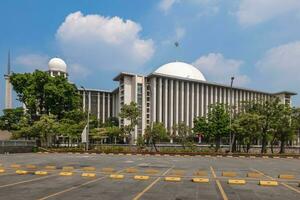 masjid istiqlal, onafhankelijkheid moskee, gelegen Bij centrum van Jakarta in Indonesië foto