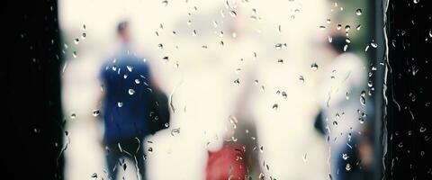 regen laten vallen Aan venster glas van koffie winkel en wazig stad leven achtergrond. regenachtig seizoen en wazig mensen stad dag leven of bokeh nacht lichten buiten venster. koffie winkel venster gedekt met regen water foto