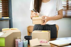 Aziatisch vrouw voorbereidingen treffen pakket levering doos Verzending voor boodschappen doen online levering mail onderhoud mensen en Verzending concept foto