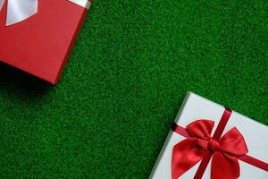 gelukkig nieuw jaar Geschenk. geschenk doos en rood lint voor kerstmis. foto