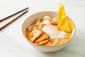 rijstvermicelli noedels met gehaktbal, geroosterd varkensvlees en ei in pittige soep