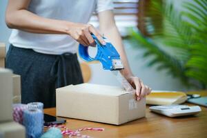 Aziatisch vrouw voorbereidingen treffen pakket levering doos Verzending voor boodschappen doen online levering mail onderhoud mensen en Verzending concept foto