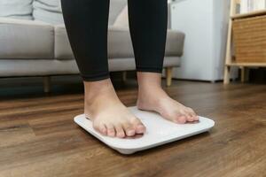 dik eetpatroon en schaal voeten staand Aan elektronisch balans voor gewicht controle. meting instrument in kilogram voor een eetpatroon controle. foto
