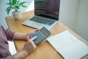 bedrijf Dames controle rekeningen. belastingen bank account balans en berekenen jaar- financieel verklaringen van bedrijf. accounting audit concept foto