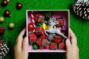 vrouw hand- Holding Kerstmis decoratie vakantie en mensen concept. foto