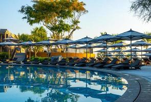 parasol en zwembadbed rond buitenzwembad in hotelresort voor reisvakantie vakantie holiday