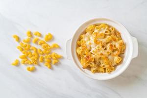 amerikaanse mac en kaas, macaroni pasta in kaassaus foto