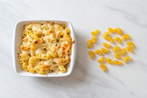 amerikaanse mac en kaas, macaroni pasta in kaassaus foto