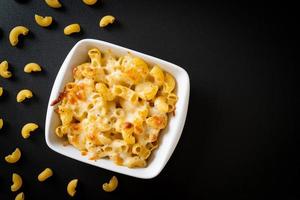 amerikaanse mac en kaas, macaroni pasta in kaassaus foto