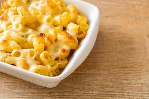 amerikaanse mac en kaas, macaroni pasta in kaassaus foto