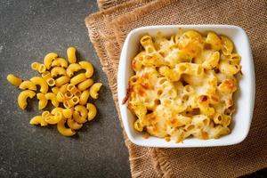 amerikaanse mac en kaas, macaroni pasta in kaassaus foto