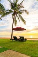 paraplu met stoel met zee strand achtergrond en zonsopgang in de ochtend