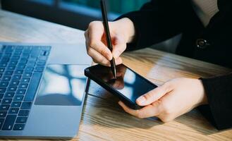 dichtbij omhoog handen multitasking Mens gebruik makend van tablet, laptop en mobiele telefoon Verbinden Wifi foto