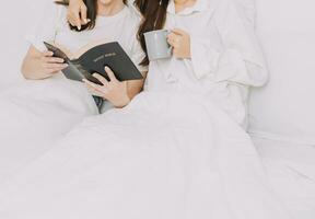 gelukkig tiener- meisjes vriend gebruik makend van mobiel telefoon voor online boodschappen doen in slaapkamer foto