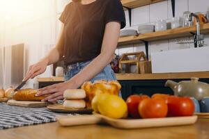 gelukkig twee jong Dames op zoek laptop computer gedurende Koken samen in keuken kamer Bij huis. twee jong verschillend lesbienne Dames uitgeven tijd samen. lgbt en geslacht identiteit concept foto