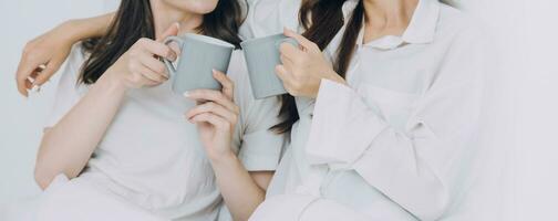 gelukkig jong lesbienne paar nemen selfie samen, paar van vrienden ontspannende en uitgeven tijd Aan weekend Bij huis, paar van vrouw geliefden met mooi zo relatie, concept van lgbtq foto