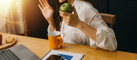 portret van jonge aziatische vrouw hand freelancer werkt haar baan op computer tablet in moderne kantoren. doen van boekhoudkundige analyse rapport vastgoedinvesteringsgegevens, financiële en fiscale systemen concept. foto