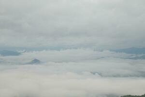 berg reeks met zichtbaar silhouetten door de ochtend- blauw mist. foto