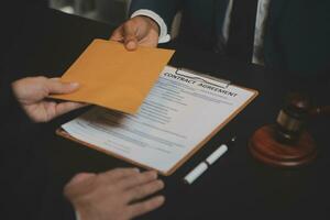 zaken en advocaten bespreken contractpapieren met koperen schaal op bureau in kantoor. wet, juridische diensten, advies, rechtvaardigheid en wet concept foto met film grain effect