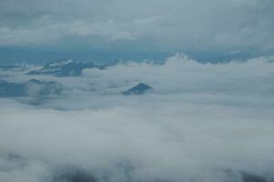 berg reeks met zichtbaar silhouetten door de ochtend- blauw mist. foto