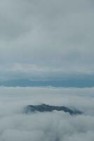 berg reeks met zichtbaar silhouetten door de ochtend- blauw mist. foto