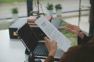 zaken en advocaten bespreken contractpapieren met koperen schaal op bureau in kantoor. wet, juridische diensten, advies, rechtvaardigheid en wet concept foto met film grain effect