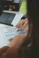 zaken en advocaten bespreken contractpapieren met koperen schaal op bureau in kantoor. wet, juridische diensten, advies, rechtvaardigheid en wet concept foto met film grain effect