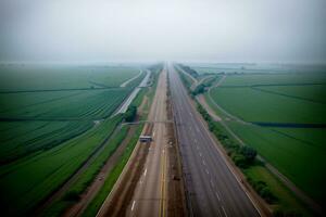 realistisch foto vogel visie van de leeg snelweg door de velden in een mist