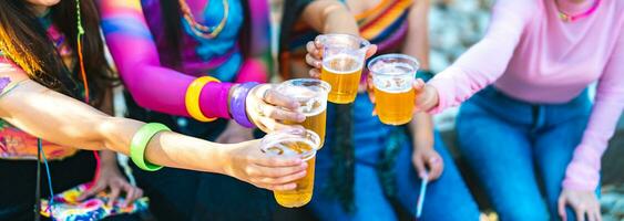 buitenshuis gelukkig vrienden in zomer feest. vriendschap hangende uit met drankjes vieren geroosterd brood hebben pret Bij muziek- festival zomer vakantie vakantie foto