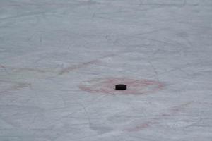 hockeypuck op het ijs foto