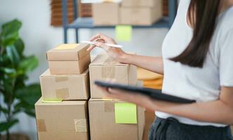 Aziatisch vrouw voorbereidingen treffen pakket levering doos Verzending voor boodschappen doen online levering mail onderhoud mensen en Verzending concept foto