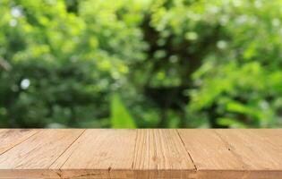 leeg hout tafel top en vervagen van uit deur tuin achtergrond leeg houten tafel ruimte voor tekst afzet Promotie. blanco hout tafel kopiëren ruimte foto