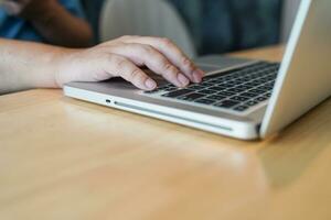 bedrijf Mens werken met laptop. jong bedrijf Mens denken geconcentreerd Bij werk. foto