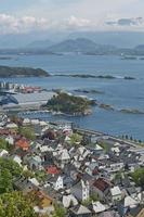 uitzicht op de havenstad van alesund, noorwegen foto