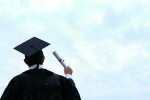 leerling met Gefeliciteerd, afgestudeerden vervelend een diploma uitreiking japon van Universiteit. foto