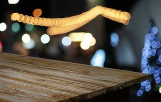 hout tafel top in vervagen achtergrond kamer interieur met leeg kopiëren ruimte. foto