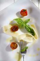 pappardelle pasta met basilicum en tomaat foto